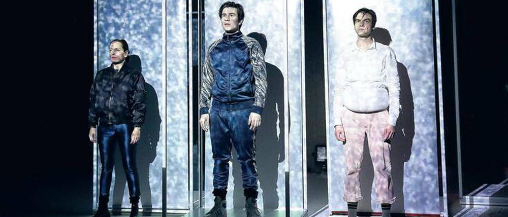 Nasser (gespielt von David Brizzi) zwischen Mutter (Katja Hiller) und Vater (Jens Mondalski).