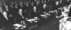 Blick in den Konferenzsaal kurz vor der Unterzeichnung der Europa-Verträge am 25. März 1957. Von links: Bundeskanzler Konrad Adenauer, Staatssekretär im Auswärtigen Amt, Walter Hallstein, Ministerpräsident Antonio Segni, Außenminister Gaetano Martino (beide Italien) und Luxemburgs Ministerpräsident Joseph Bech. Im Konservatoren-Palast auf dem Kapitol in Rom, setzten die Ministerpräsidenten und Außenminister von sechs europäischen Ländern ihre Unterschriften unter die Vertragswerke über die Europäische Wirtschaftsgemeinschaft (EWG) und die Europäische Atomgemeinschaft (Euratom).