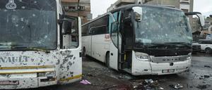 Das von der offiziellen, syrischen Nachrichtenagentur SANA veröffentlichte Foto zeigt stark beschädigte Busse am 11. März 2017 nach einer Explosion in Damaskus. Am Mittwoch kam es dann erneut zu einem Anschlag. 