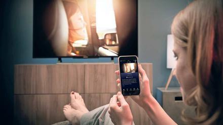 Fernbedienung adé: Das Smartphone wird bei Internet-TV-Anbietern wie Waipu.tv, Zattoo und Magine zur Schaltzentrale. Kostenlos sind solche Dienste jedoch nicht.