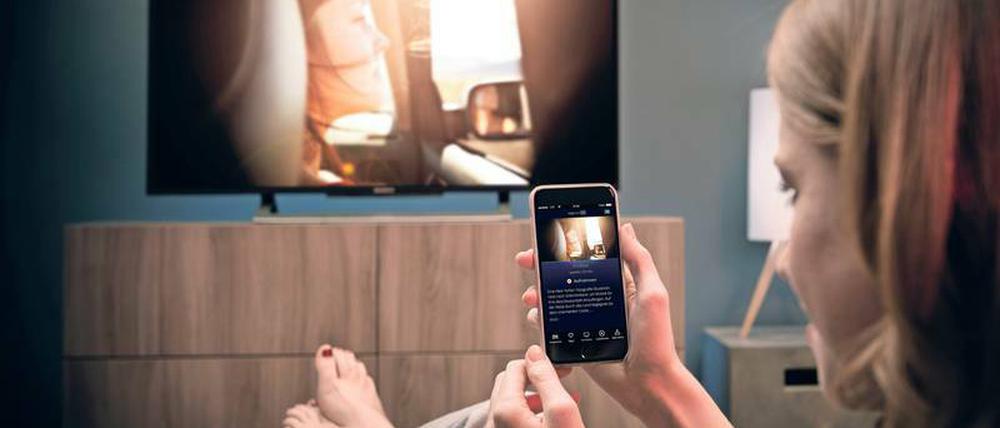 Fernbedienung adé: Das Smartphone wird bei Internet-TV-Anbietern wie Waipu.tv, Zattoo und Magine zur Schaltzentrale. Kostenlos sind solche Dienste jedoch nicht.