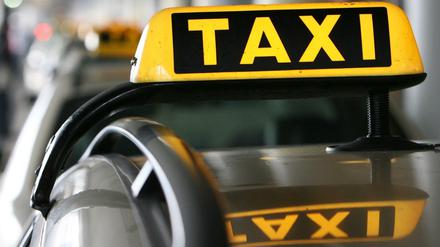 Auf der Motorhaube seines Taxis soll der Fahrer seinen Unfallgegner mitgeschleift haben.