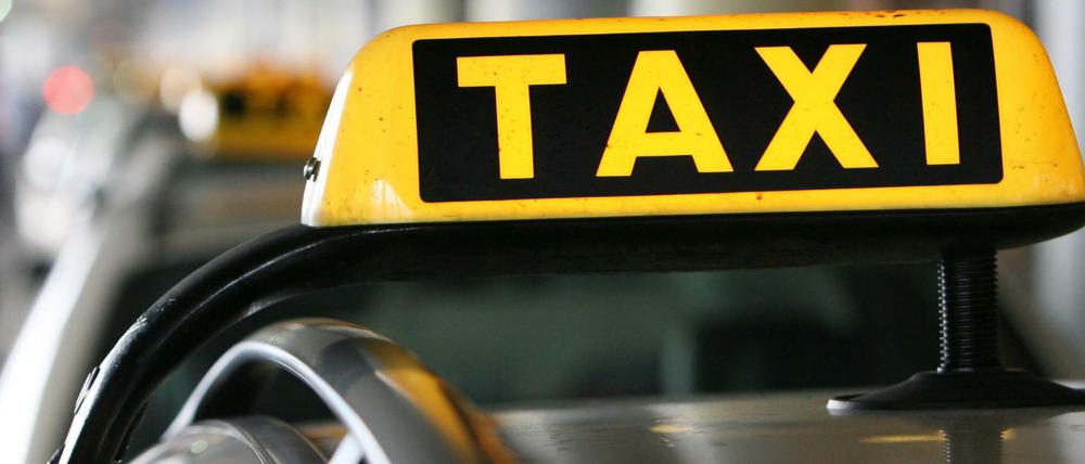 Auf der Motorhaube seines Taxis soll der Fahrer seinen Unfallgegner mitgeschleift haben.