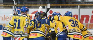 Storhamar Spieler jubeln mit Joakim Jensen über sein Tor zum 2:1 im Eishockeyspiel zwischen Storhamar and Sparta Sarpsborg in der CC Amfi Arena.