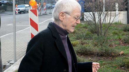 Der ehemalige Drogeriekettenbesitzer Anton Schlecker auf dem Weg ins Gericht in Stuttgart. 