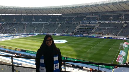 Brasilianerin, früh dran. Thais Contarin vor Herthas Spiel gegen Dortmund im Olympiastadion.