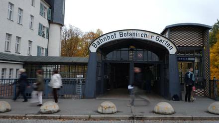 Poller und Passanten vor dem S-Bahnhof Botanischer Garten.