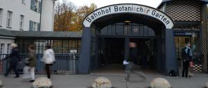 Poller und Passanten vor dem S-Bahnhof Botanischer Garten.