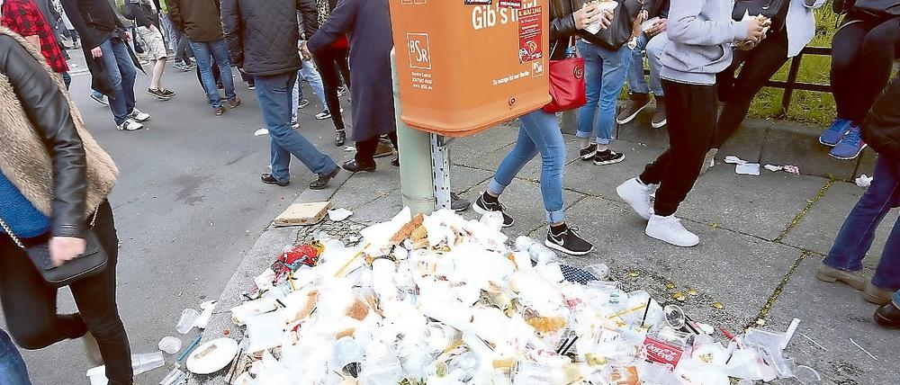 Okay, ein Extrembild aus Kreuzberg, aber auch die Mülleimer in Spandau sind laut CDU gut ausgelastet.