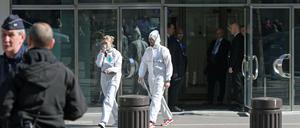 Polizeibeamte verlassen den Pariser Sitz des Internationalen Währungsfonds.