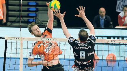 Bitte abheben. Berlins Diagonalangreifer Paul Carroll (links) und seine Teamkollegen haben sich für die nächsten Wochen noch viel vorgenommen. 
