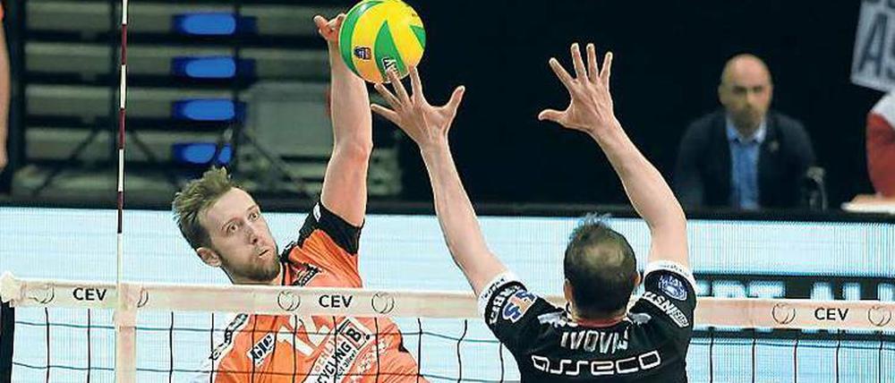 Bitte abheben. Berlins Diagonalangreifer Paul Carroll (links) und seine Teamkollegen haben sich für die nächsten Wochen noch viel vorgenommen. 