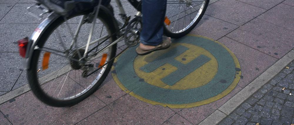 Auf dem Stand der 80er. Fahrradweg am Rathaus Spandau.