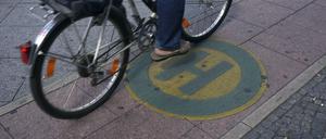 Auf dem Stand der 80er. Fahrradweg am Rathaus Spandau.