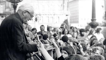 Herbert Marcuse musste 1934 in die USA emigrieren, dort erschienen seine Hauptwerke zur Kritischen Theorie. Der Philosoph und Politologe wurde zum Idol der deutschen Studentenbewegung und sprach 1969 unter anderem in Frankfurt. 