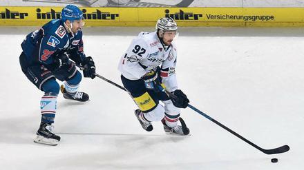 Trikotwechsel. Am Mittwoch darf Marcel Noebels (r.) statt des weißen wieder das blaue Heimtrikot tragen. Das sah dann auch ergebnistechnisch besser aus. 