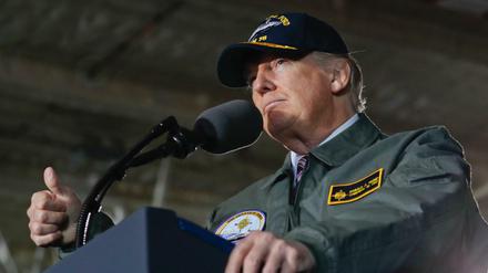 US-Präsident Donald Trump spricht am 02. März 2017 an Bord des Flugzeugträgers Gerald R. Ford in Newport.