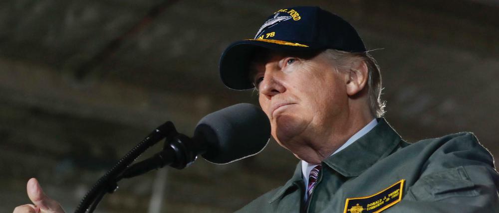 US-Präsident Donald Trump spricht am 02. März 2017 an Bord des Flugzeugträgers Gerald R. Ford in Newport.