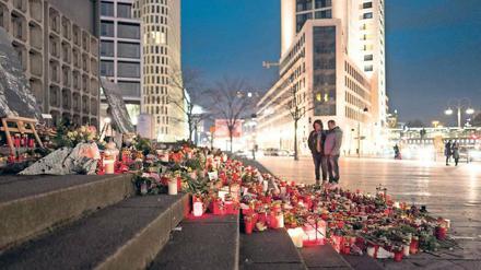 Auf dem Breitscheidplatz erinnern Blumen und Kerzen weiterhin an die Opfer des Terroranschlags am 19. Dezember. 