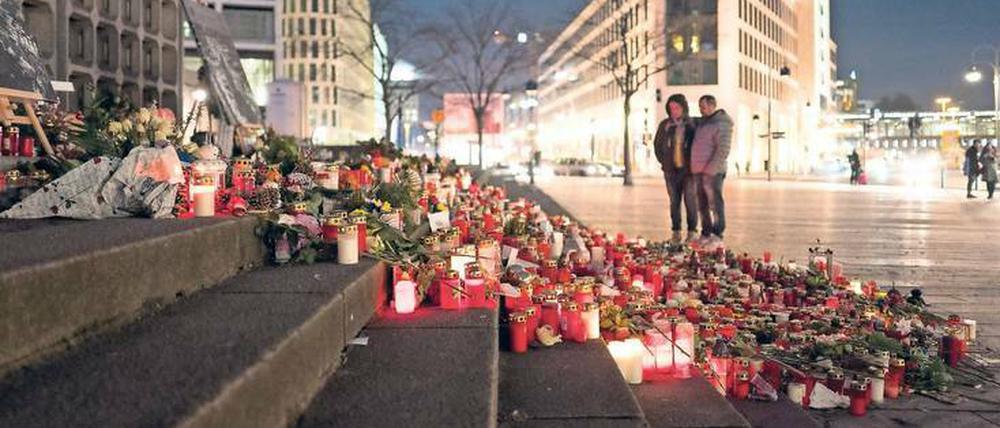 Auf dem Breitscheidplatz erinnern Blumen und Kerzen weiterhin an die Opfer des Terroranschlags am 19. Dezember.