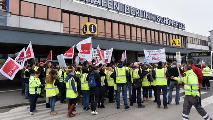 Streikendes Bodenpersonal steht am Mittwoch vor dem Terminal des Flughafens Schönefeld. 