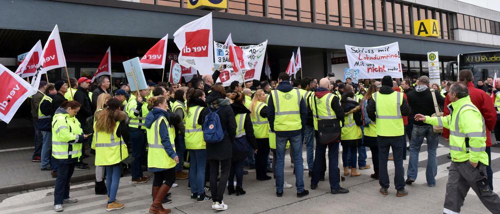 Streikendes Bodenpersonal steht am Mittwoch vor dem Terminal des Flughafens Schönefeld. 