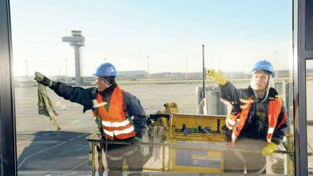 Durchblick? Im November 2011 war die BER-Welt noch in Ordnung, und es wurden bereits für die absehbare Eröffnung die Fenster des frisch gebauten Terminals geputzt.
