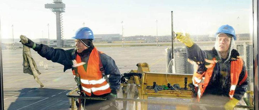 Durchblick? Im November 2011 war die BER-Welt noch in Ordnung, und es wurden bereits für die absehbare Eröffnung die Fenster des frisch gebauten Terminals geputzt.