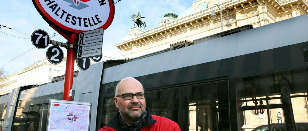 Sitzt gern in öffentlichen Verkehrsmitteln: der Wiener Motorjournalist Andreas W. Dick.