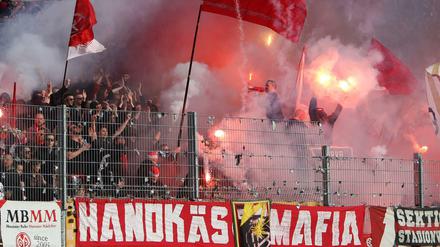 Viel Rauch im Block: Mainzer Fans.