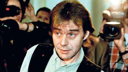 Michael Born, hier auf einem Bild von 1996, gilt als „Konrad Kujau des Fernsehens“. In seinen vermeintlichen „Dokumentarfilmen“ für „stern TV“, „Spiegel TV“ und andere hatte er unter anderem Szenen zu Kinderarbeit in Indien und zu einem Ku-Klux-Klan-Treffen gefälscht. Heute lebt der 58-Jährige in Griechenland. 