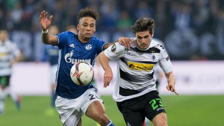 Enges Hinspiel: Gladbachs Jonas Hofmann (rechts) und Schalkes Thilo Kehrer kämpfen vor einer Woche im Hinspiel um den Ball.