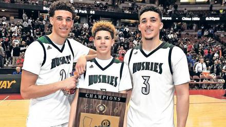 Jung und erfolgreich. Lonzo, LaMelo und LiAngelo Ball (v. l. n. r.) haben viel Aufmerksamkeit auf sich gezogen. 