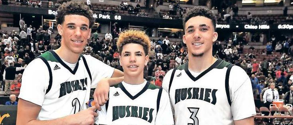 Jung und erfolgreich. Lonzo, LaMelo und LiAngelo Ball (v. l. n. r.) haben viel Aufmerksamkeit auf sich gezogen. 