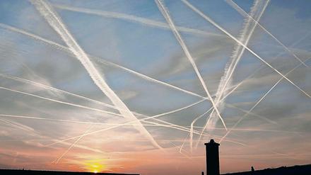 Mit Bio-Kerosin hinterlassen Jets weniger Kondensstreifen am Himmel.