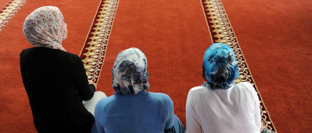 Musliminnen in einer Moschee.