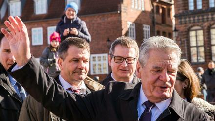 Bundespräsident Joachim Gauck (r) winkt am 15.März bei seinem Rundgang durch die Altstadt von Wismar (Mecklenburg-Vorpommern) den Passanten zu. Der letzte öffentliche Auftritt vor seiner feierlichen Verabschiedung führt Gauck in sein Heimatland Mecklenburg-Vorpommern.
