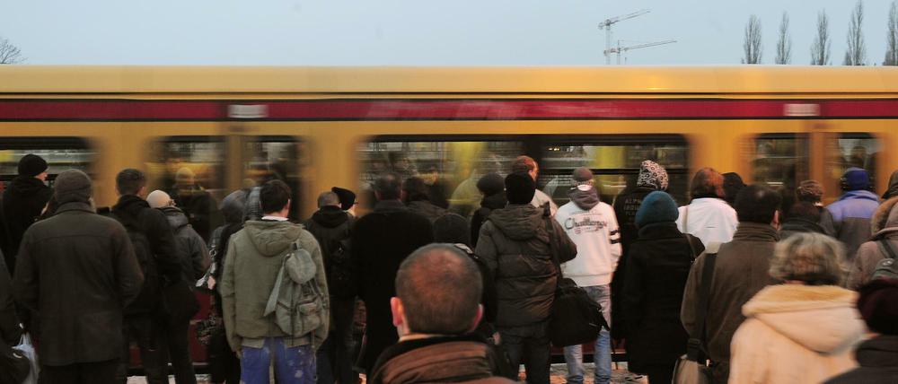 Fahrgäste warten an einem S-Bahn-Gleis.