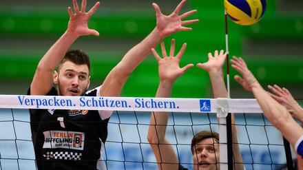 Aleksandar Okolic (links) und seine Berliner Teamkollegen müssen sich im Rückspiel strecken.