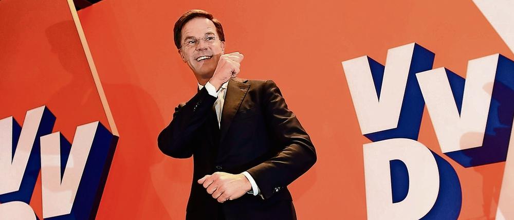 Ministerpräsident Mark Rutte lässt sich als Wahlsieger feiern. Dabei hat seine rechtsliberale VVD acht Sitze verloren.