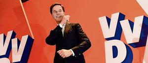 Ministerpräsident Mark Rutte lässt sich als Wahlsieger feiern. Dabei hat seine rechtsliberale VVD acht Sitze verloren.