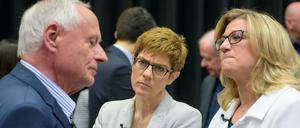 Die Konkurrenten: Ministerpräsidentin Annegret Kramp-Karrenbauer (CDU, Mitte) und Anke Rehlinger (SPD) im Gespräch mit Oskar Lafontaine (Linke). 