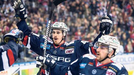 Berlins Louis-Marc Aubry (links) und Jens Baxmann bejubeln das Tor zum 2:1. Danach sollten die Adler Mannheim keine Chance mehr haben. 