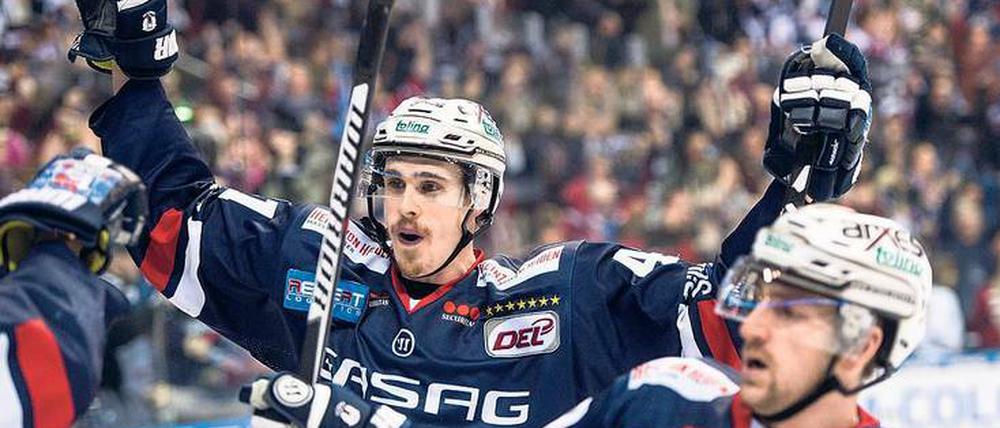 Berlins Louis-Marc Aubry (links) und Jens Baxmann bejubeln das Tor zum 2:1. Danach sollten die Adler Mannheim keine Chance mehr haben.