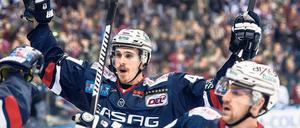 Berlins Louis-Marc Aubry (links) und Jens Baxmann bejubeln das Tor zum 2:1. Danach sollten die Adler Mannheim keine Chance mehr haben. 