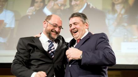 Der scheidende SPD-Parteivorsitzende Sigmar Gabriel und sein Nachfolger Martin Schulz in Wolfenbüttel.