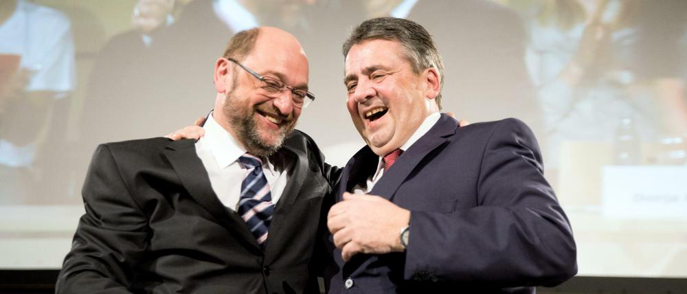 Der scheidende SPD-Parteivorsitzende Sigmar Gabriel und sein Nachfolger Martin Schulz in Wolfenbüttel.