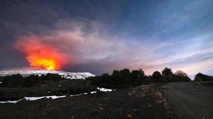 Der schneebedeckte Ätna, der aktivste Vulkan Europas, spuckt am Donnerstag in der Nähe von Catania (Italien) erneut Lava. Der Flughafen von Catania ist aktuell in Betrieb und hat bisher keinen Schaden erlitten.