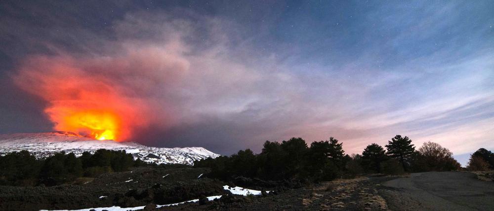Der schneebedeckte Ätna, der aktivste Vulkan Europas, spuckt am Donnerstag in der Nähe von Catania (Italien) erneut Lava. Der Flughafen von Catania ist aktuell in Betrieb und hat bisher keinen Schaden erlitten.