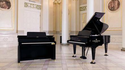 Ein "Celviano Grand Hybrid" von Casio (links) und ein Bechstein-Flügel, Seite an Seite im Berliner Konzerthaus